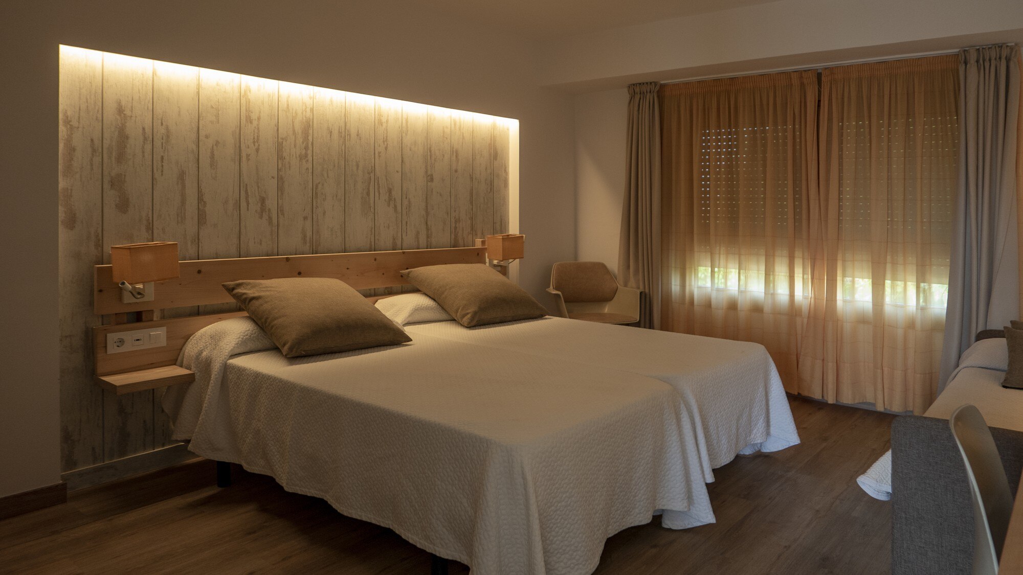 Habitación elegante y bien iluminada